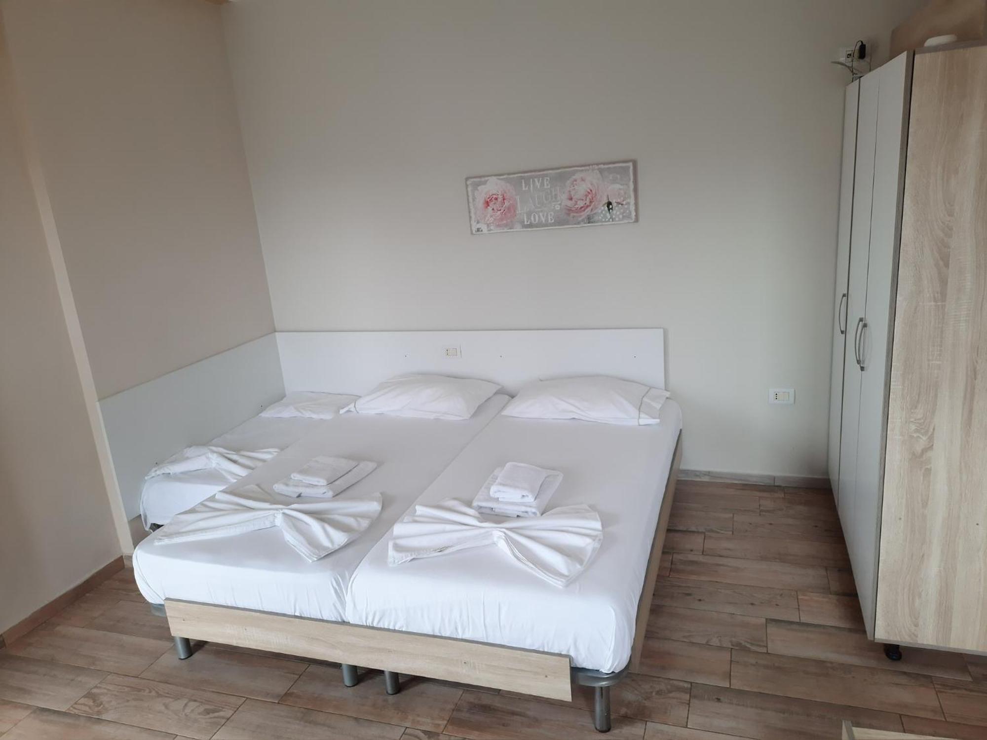 Disy Apartments Вльора Екстер'єр фото